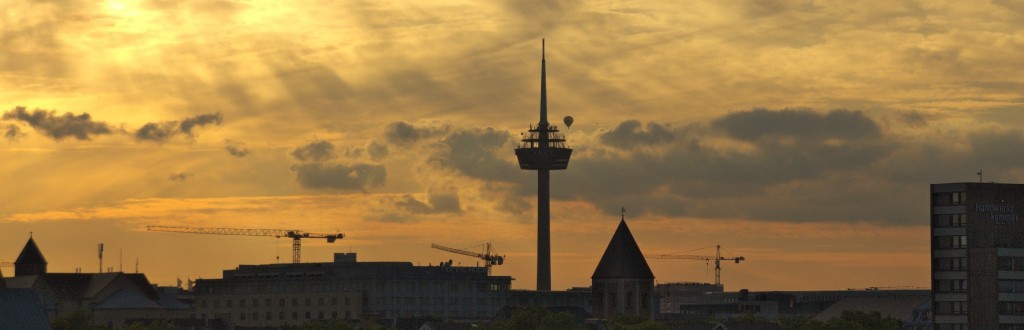 Sonnenuntergang hinter dem Rheinauhafen, Köln