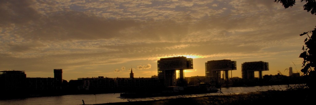 Sonnenuntergang hinter dem Rheinauhafen, Köln