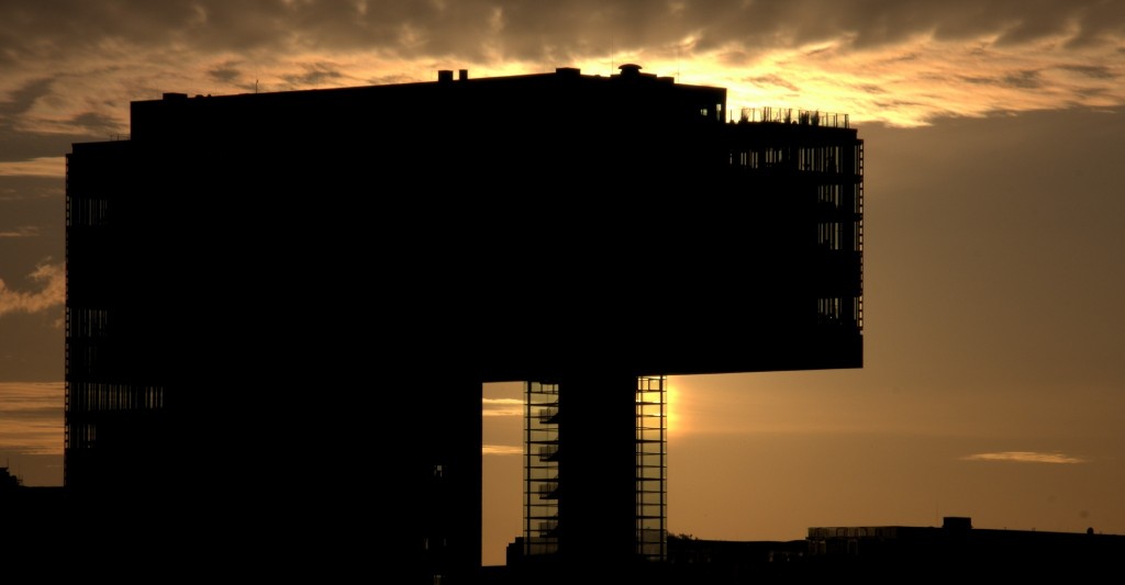 Sonnenuntergang hinter dem Rheinauhafen, Köln