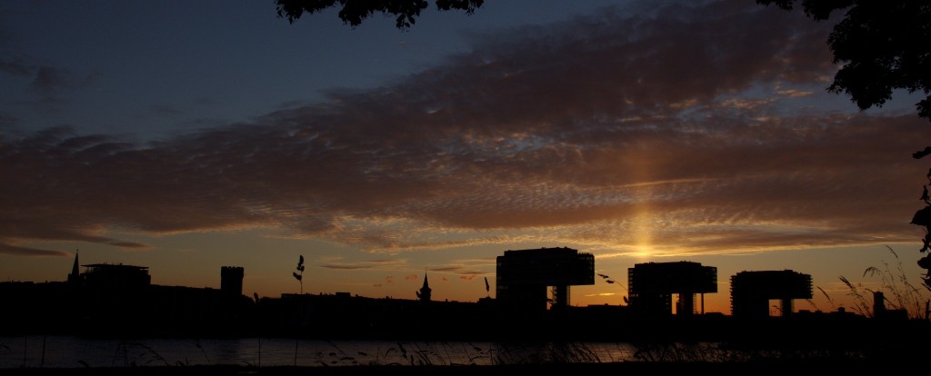 Sonnenuntergang hinter dem Rheinauhafen, Köln