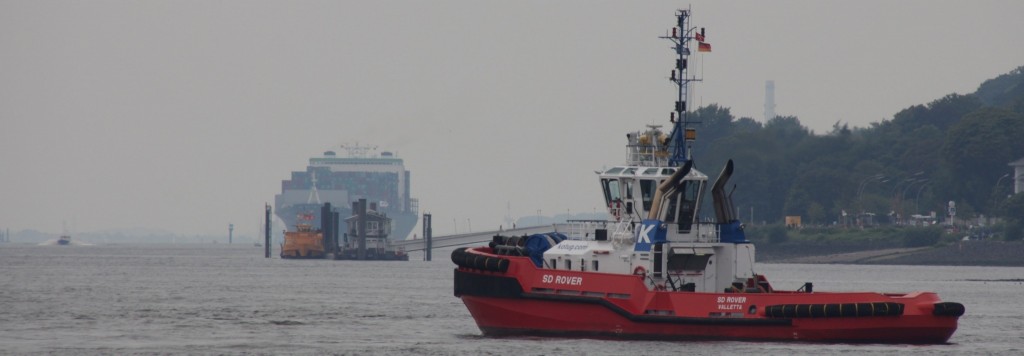 Hamburg Elbe Schlepper und Kontainerschiff