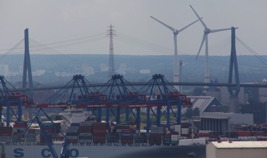 Hamburg Kohlbrandbrücke Hafen und Windräder