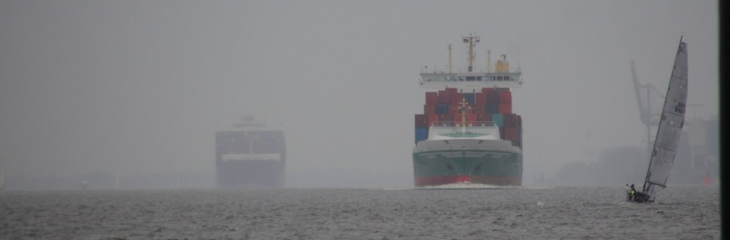 Hamburg: Schiffe im Nebel auf der Elbe