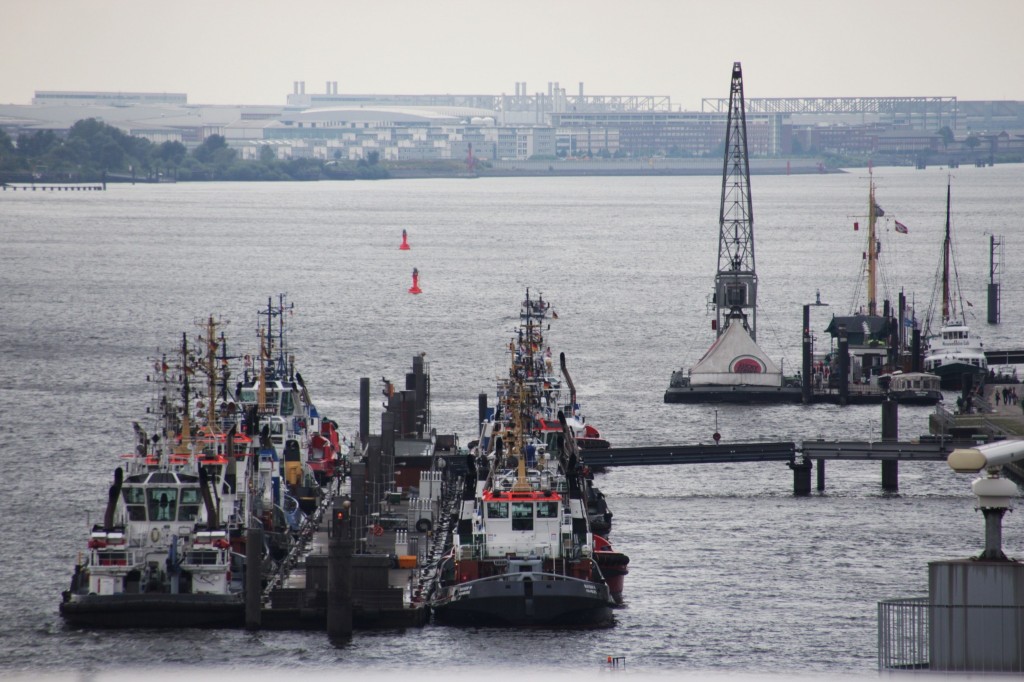 Hamburg Hafen Schlepper bei Regen