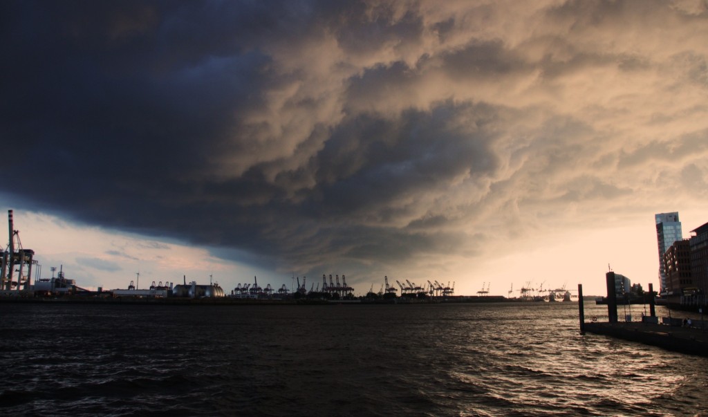 Wolkenmauer Hamburger Hafen